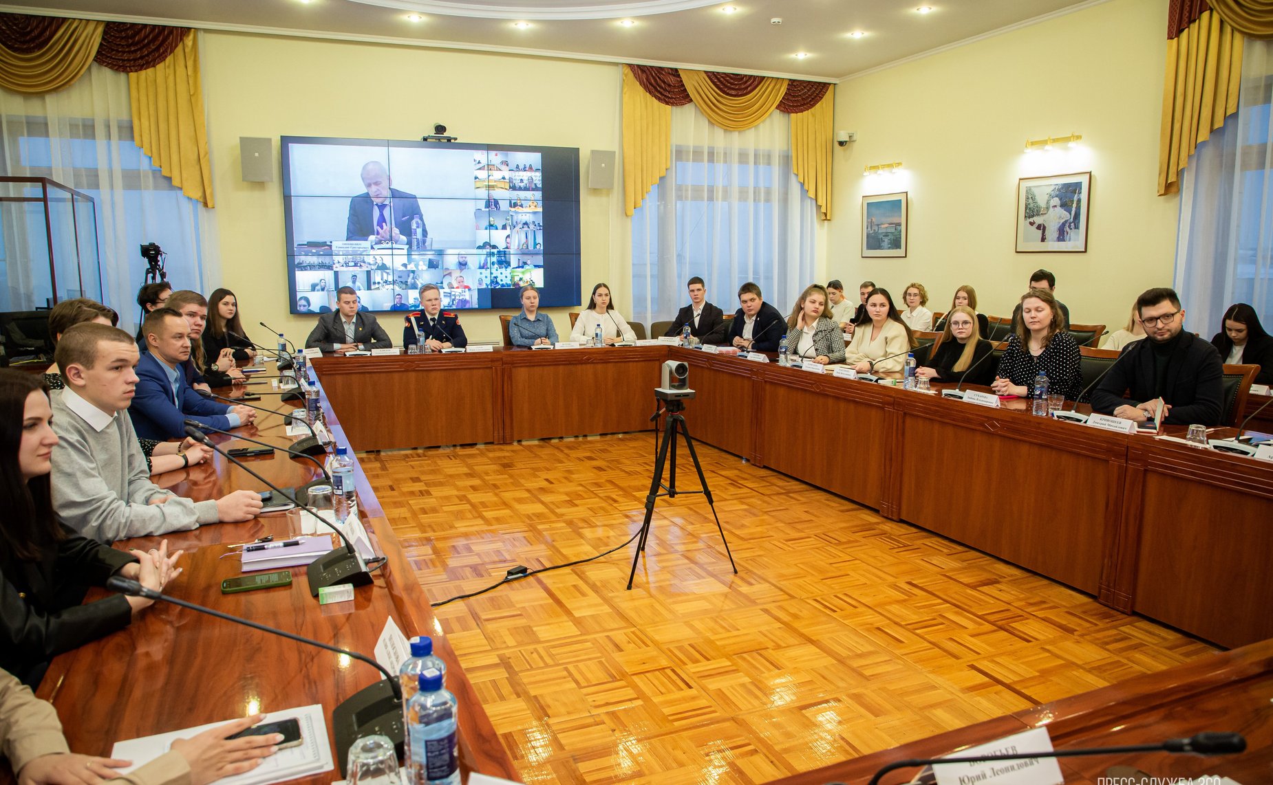 Юрий Воробьев принял участие в очередном заседании Дискуссионного клуба Молодежного парламента при Законодательном Собрании субъекта РФ