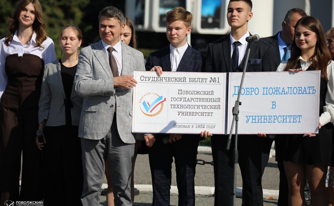 Константин Косачев и Сергей Мартынов приняли участие в торжественной линейке, посвященной Дню знаний