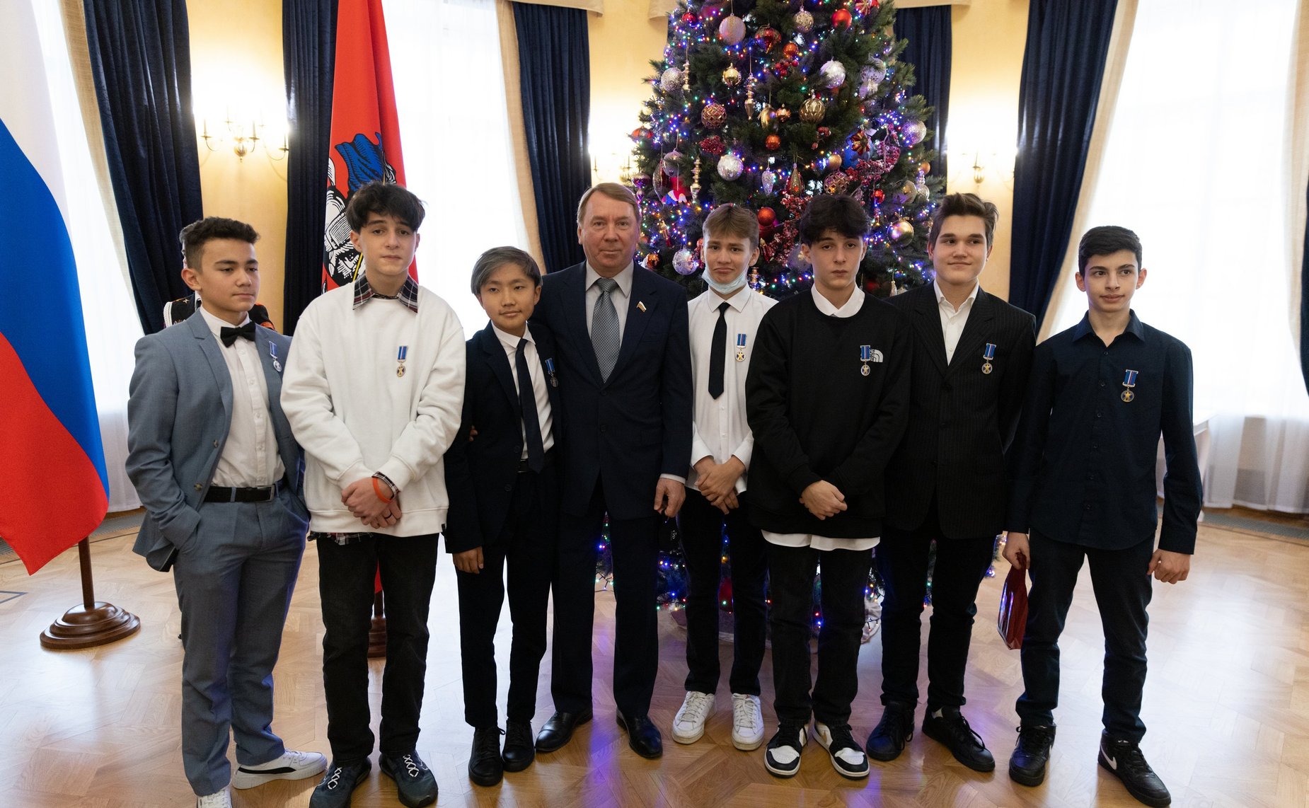 Инна Святенко и Владимир Кожин вручили награды детям-героям