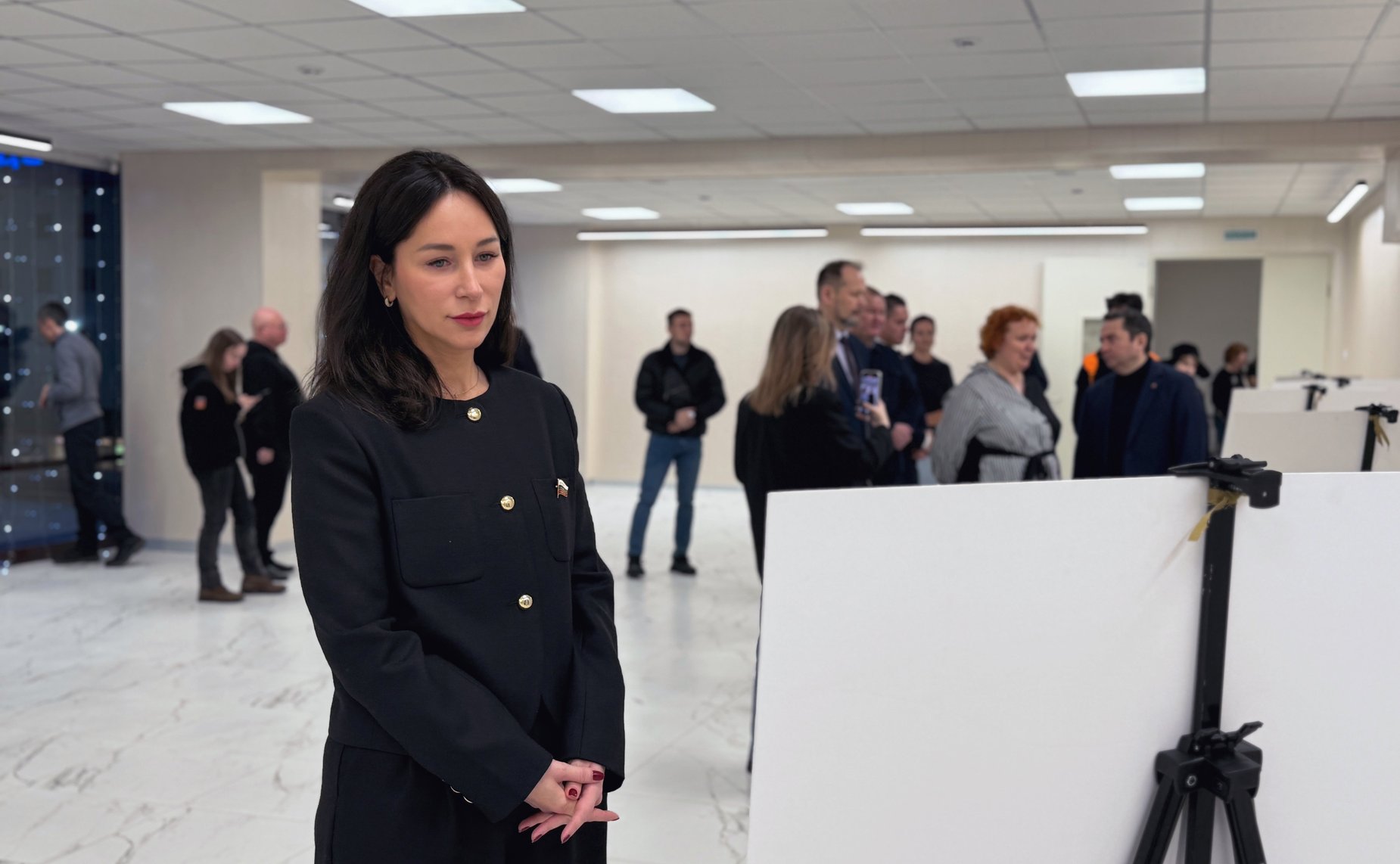 Елена Дягилева посетила модернизированный корпус школы в Снежногорске и вручила Почётную грамоту Совета Федерации начальнику управления образования Администрации ЗАТО Александровск