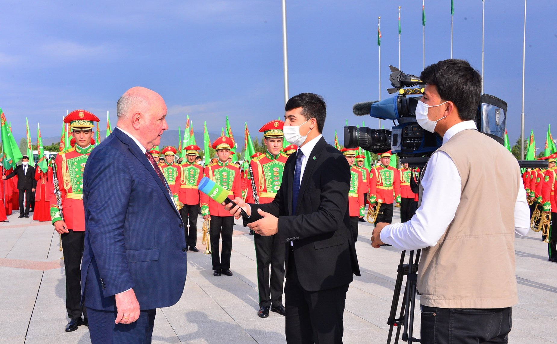 Церемония возложения цветов к монументу Конституции Туркменистана