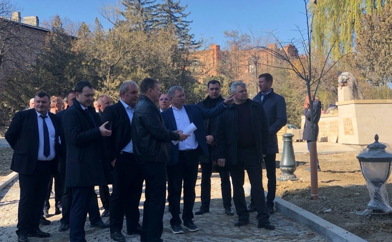 Анатолий Артамонов посетил строительные площадки нескольких социально-значимых объектов Кисловодска