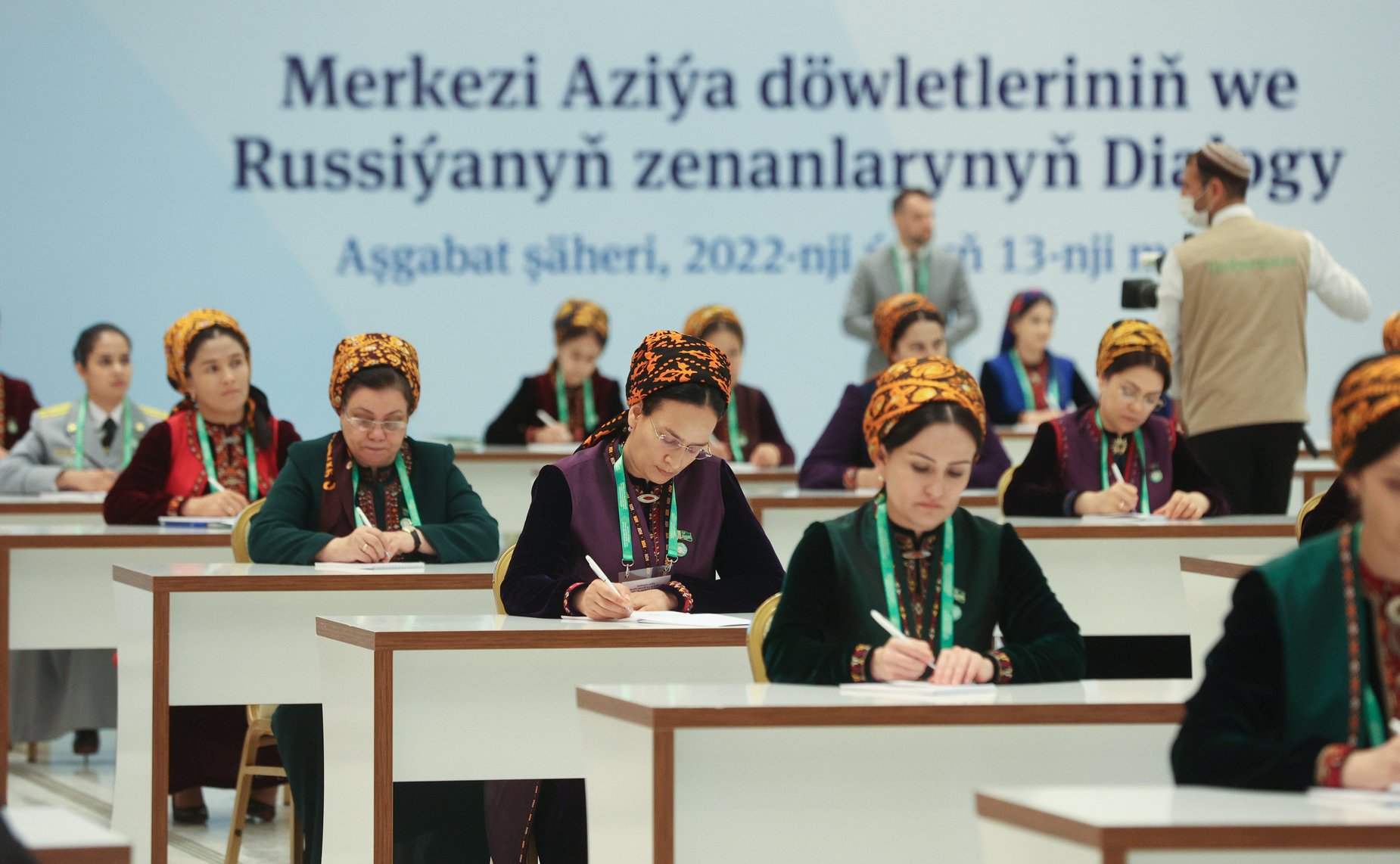 Пленарное заседание первого Диалога женщин стран Центральной Азии и России