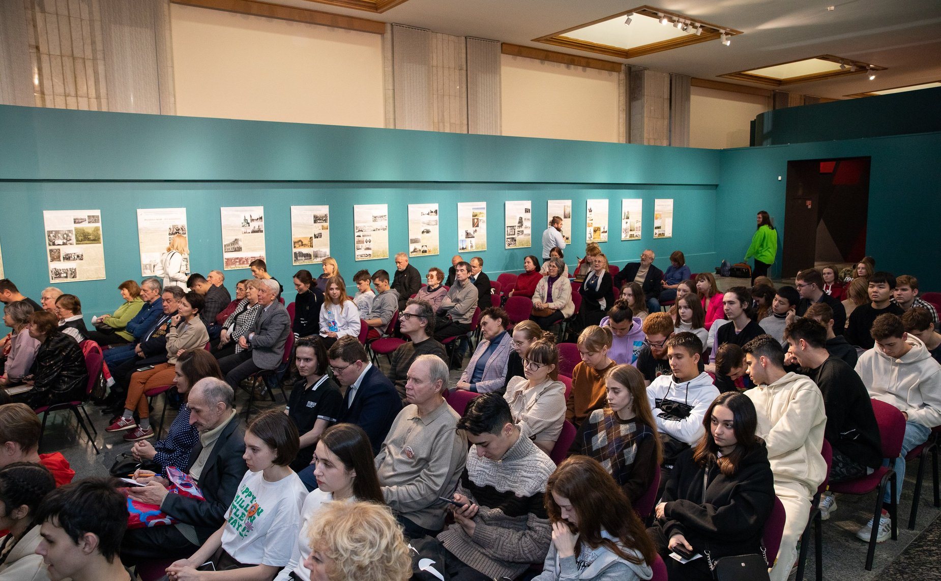 На открытии экспозиции «Минувших лет живая память» в Музее Победы