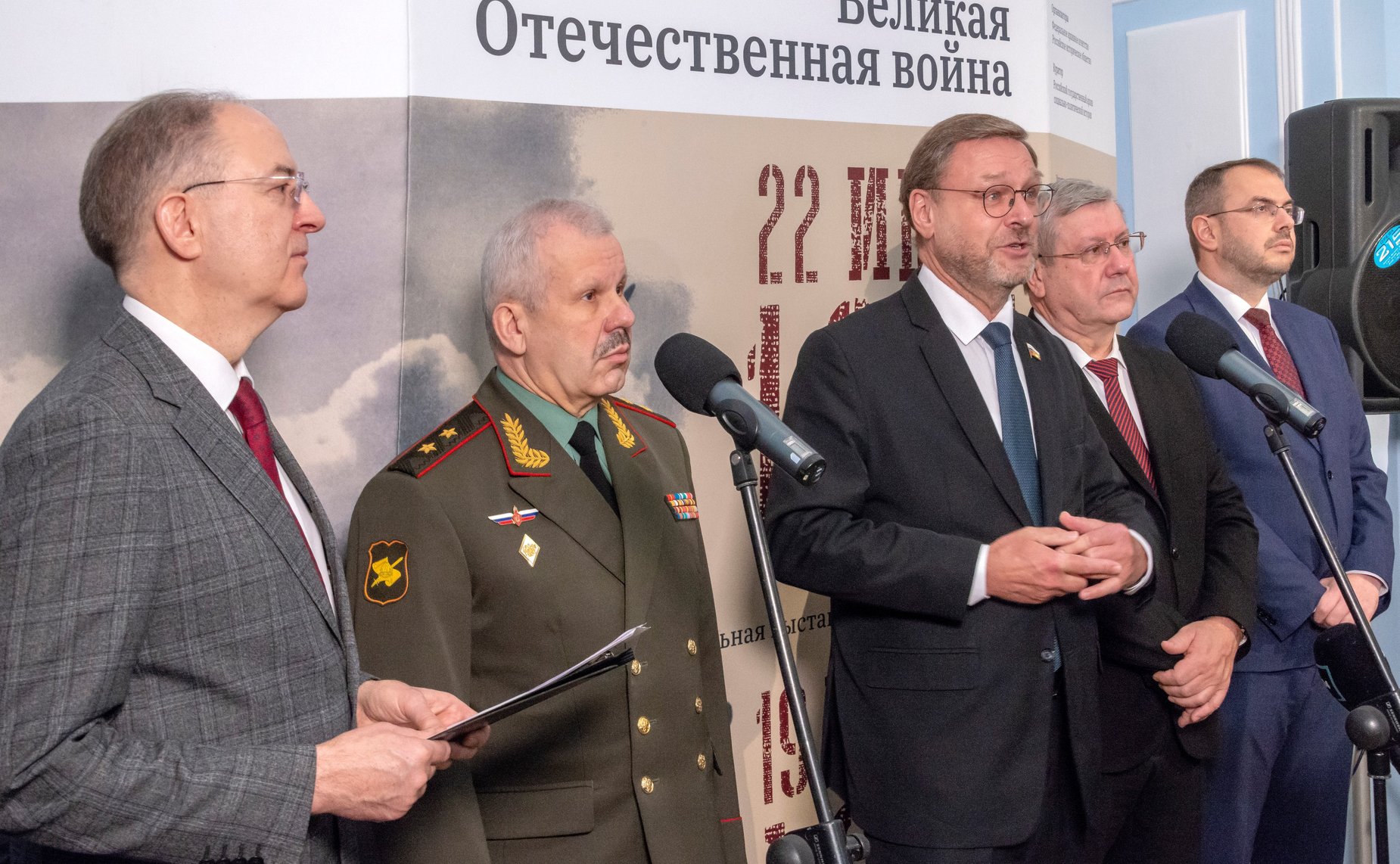 Заместитель Председателя Совета Федерации Константин Косачев обратился с приветственным словом к участникам церемонии открытия историко-документальной выставки «Великая Отечественная война. 22 июня 1941 – 19 ноября 1942»