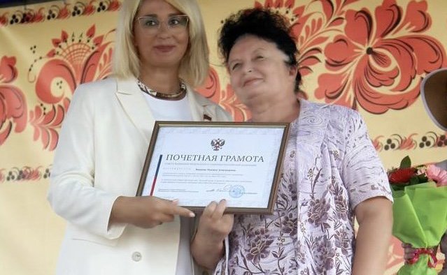 Наталия Косихина вручила Заслуженному учителю РФ Надежде Ванцаевой Почетную грамоту Совета Федерации