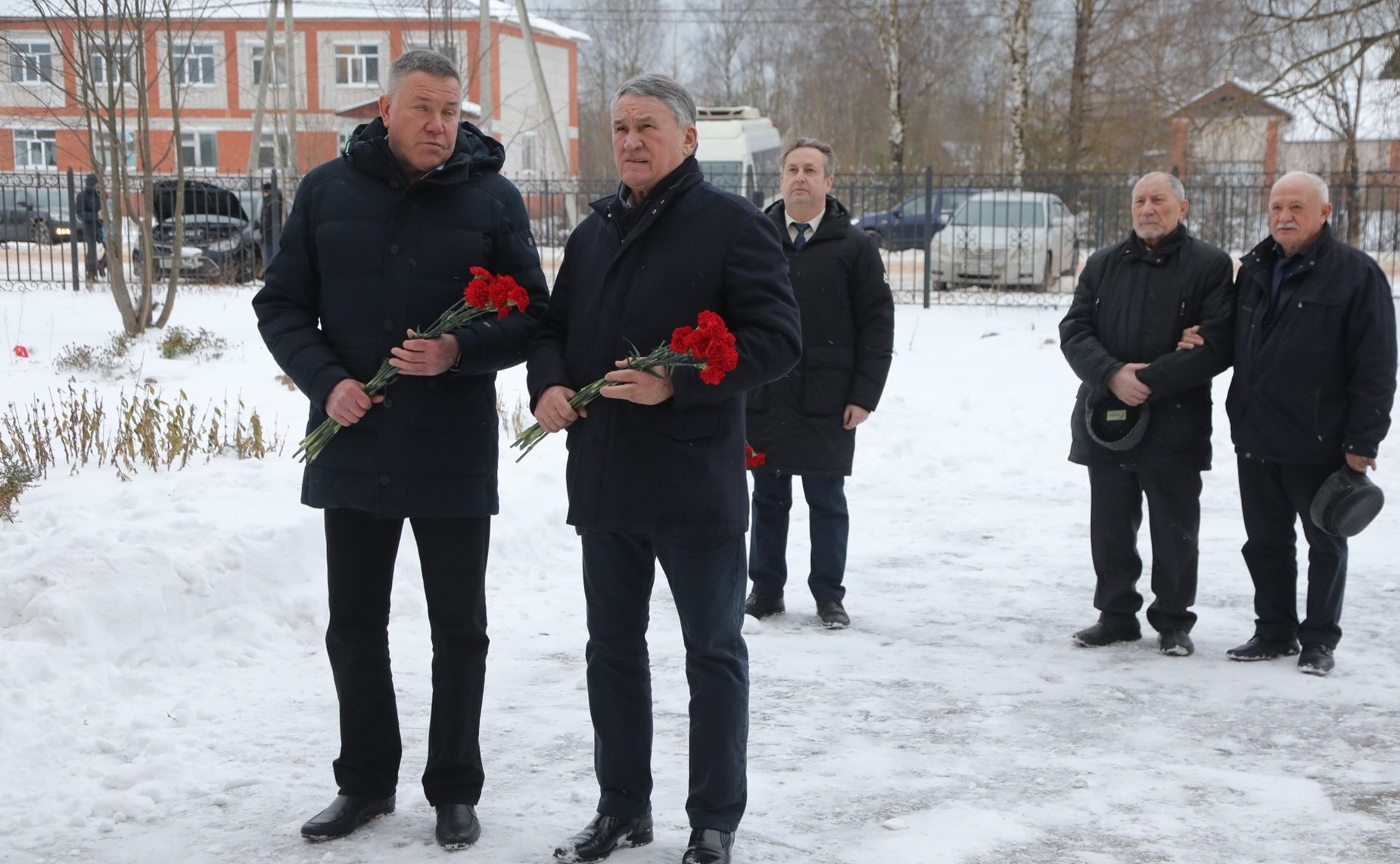 Заместитель Председателя Совета Федерации, Герой России Юрий Воробьев и губернатор Вологодской области Олег Кувшинников почтили память вологжан — героически погибших при исполнении воинского долга в ходе специальной военной операции