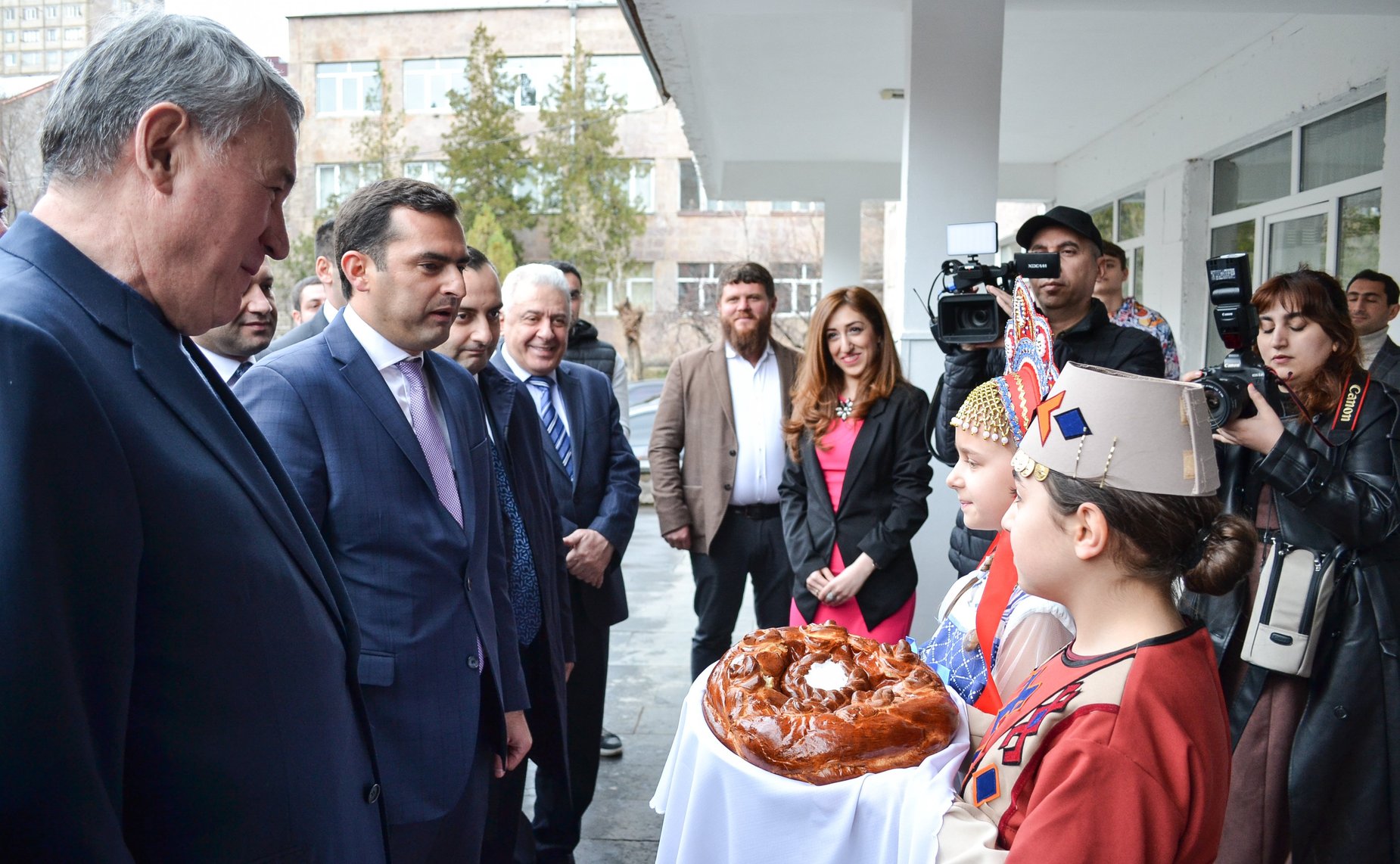 Российская делегация во главе с заместителем Председателя Совета Федерации Юрием Воробьевым передала более 1,5 тысяч учебников для трех армянских школ с обучением на русском языке