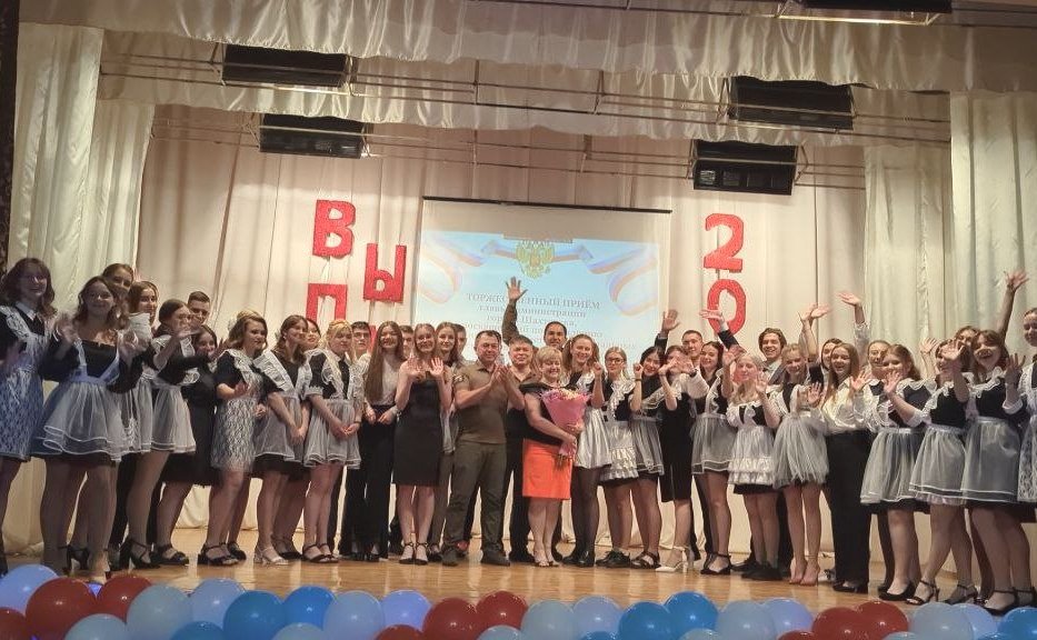 Андрей Хапочкин поздравил выпускников школ Донбасса с получением аттестатов