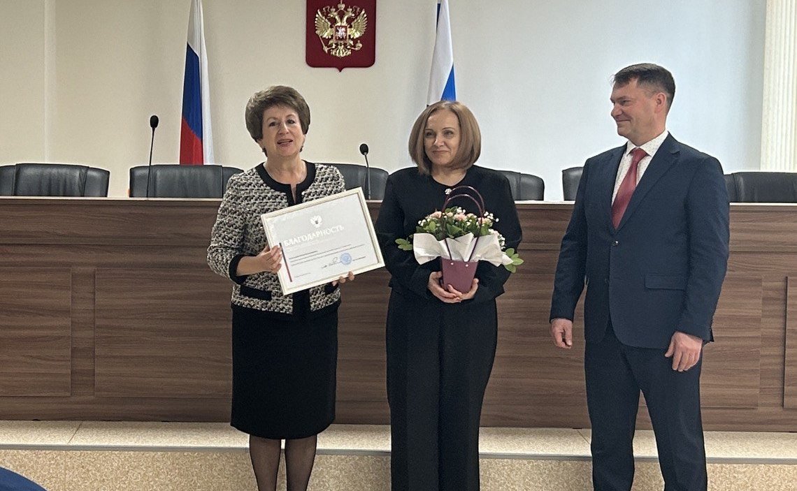 Екатерина Алтабаева на встрече с сотрудниками Управления Федеральной налоговой службы по городу Севастополю вручила Благодарность Председателя Совета Федерации