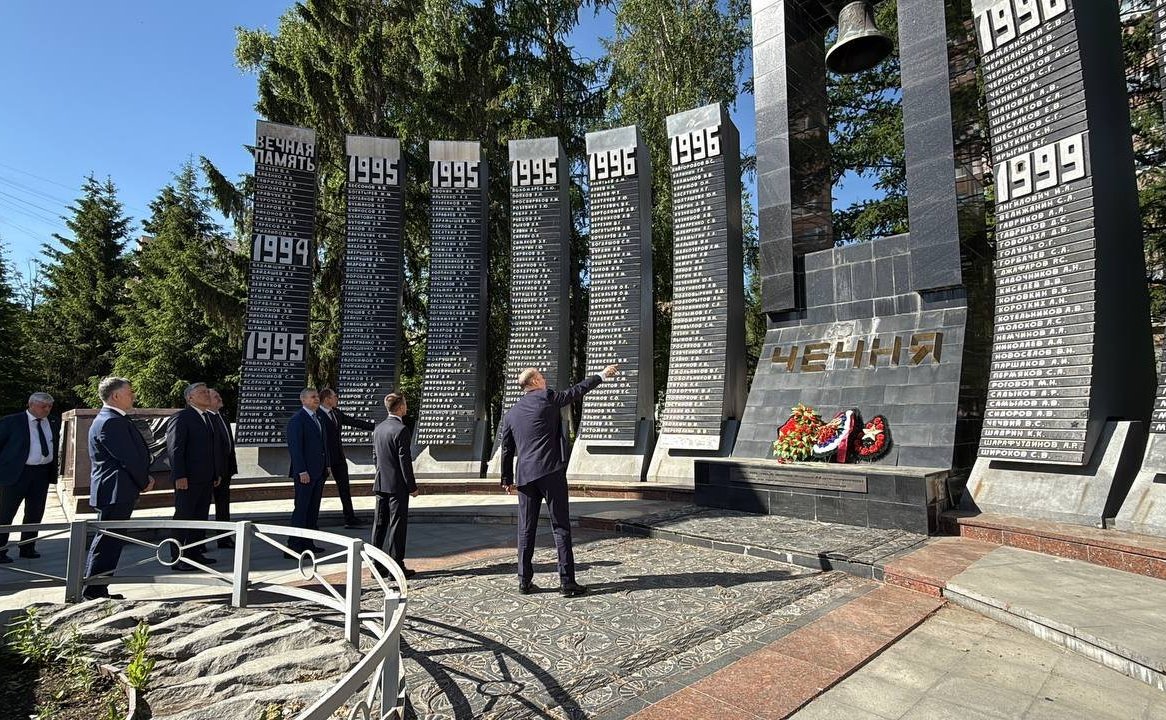 В г. Екатеринбурге сенаторы РФ провели церемонии возложения цветов к Широкореченскому военно-мемориальному комплексу, посвященному погибшим в Великой Отечественной войне, а также к военно-мемориальному комплексу «Черный тюльпан»