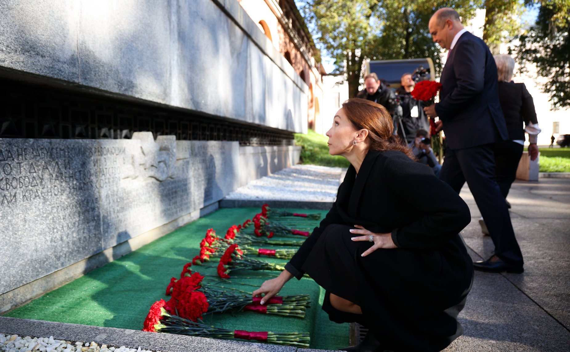 Председатель Совета Федерации Валентина Матвиенко и врио губернатора Новгородской области Александр Дронов возложили венки к Мемориалу «Вечный огонь славы»