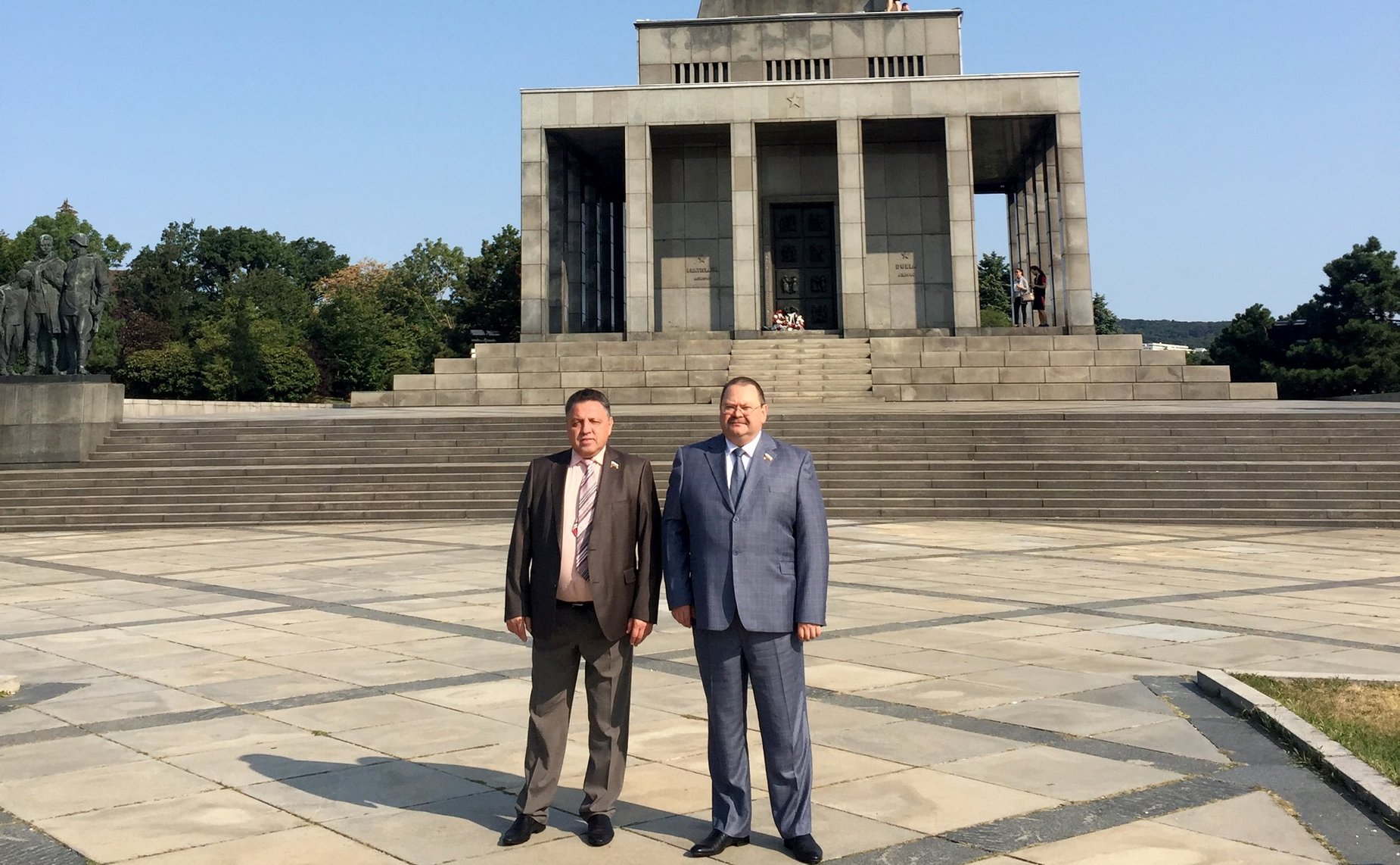 Сенаторы почтили память советских воинов, отдавших жизнь в боях за освобождение Братиславы от фашистской оккупации во Второй мировой войне