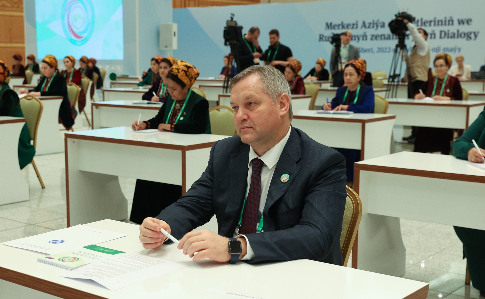 Пленарное заседание первого Диалога женщин стран Центральной Азии и России