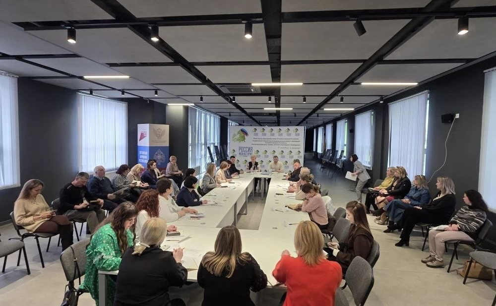 Ольга Бас в ходе поездки в регион приняла участие в семинаре для муниципальных кураторов музейных формирований образовательных учреждений ЛНР