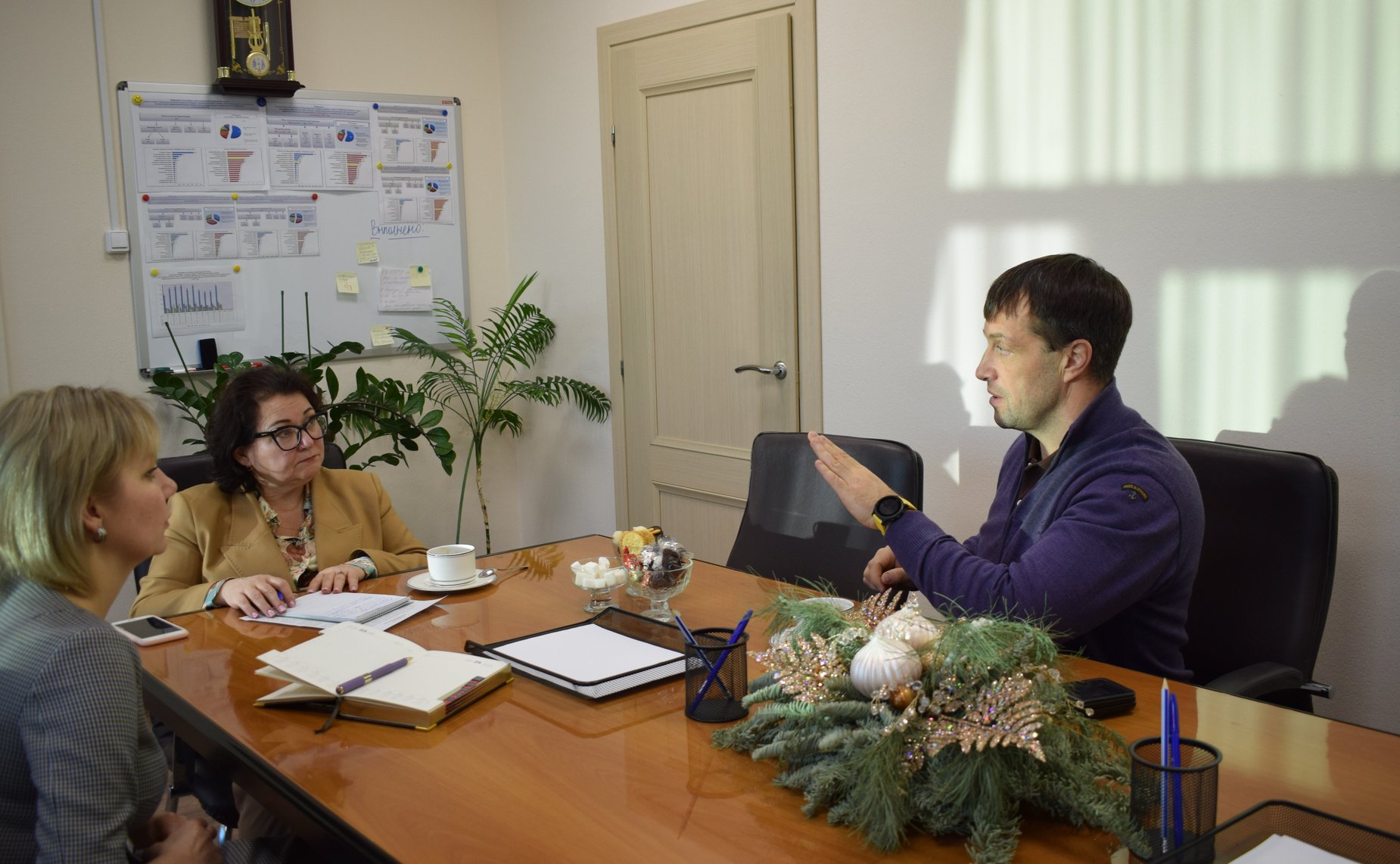 Эдуард Исаков обсудил в Ханты-Мансийске вопросы поддержки участников СВО, а также посетил социальные учреждения