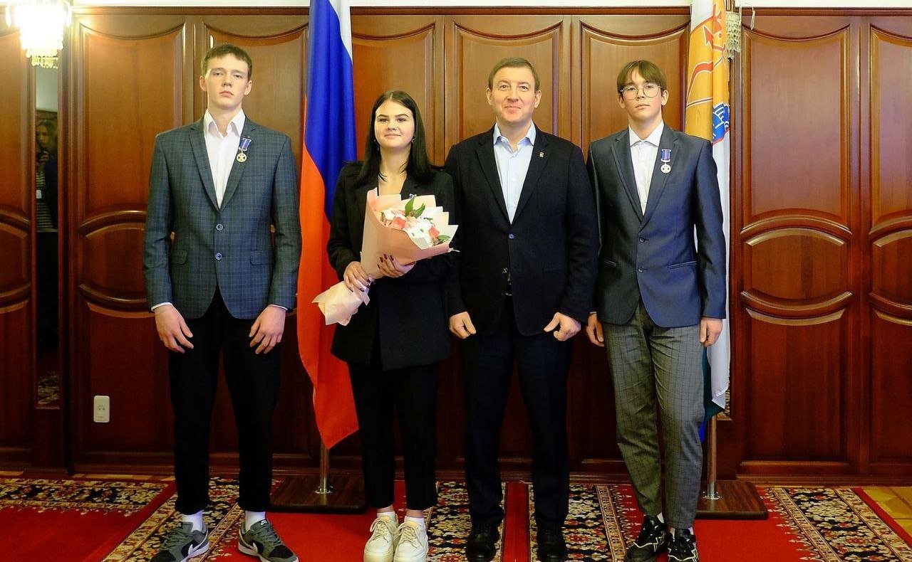 Сенаторы посетили социальные учреждения в городе Кирове и вручили памятные медали детям-героям