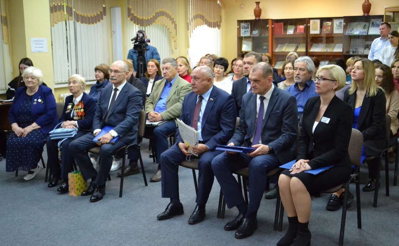 Андрей Базилевский передал Государственному архиву Хабаровского края уникальные документы по созданию зоосада «Приамурский» имени В.С. Сысоева