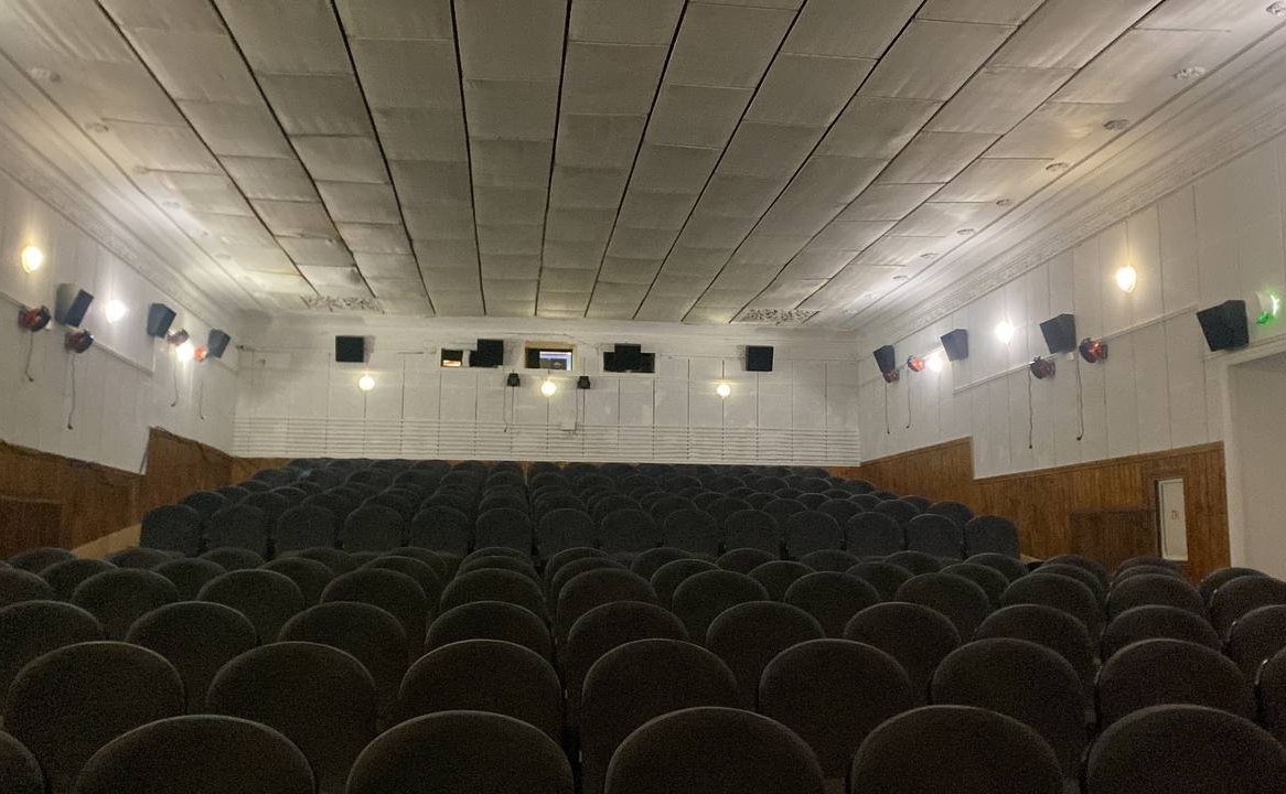 Игорь Кастюкевич посетил кинотеатр Скадовска, в котором сейчас завершаются ремонтные работы