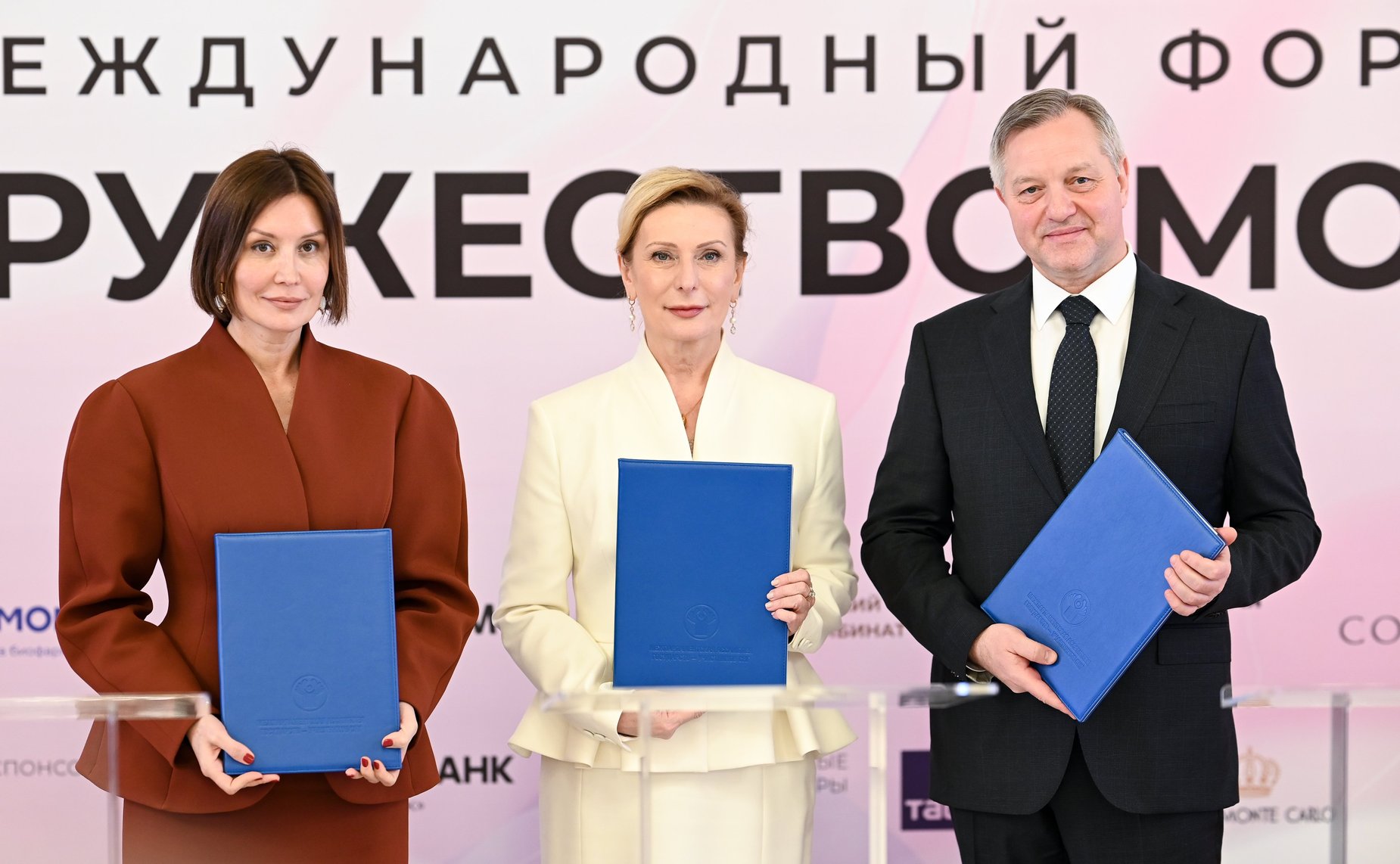 Подписание соглашений. IV Международный Форум «Содружество моды»