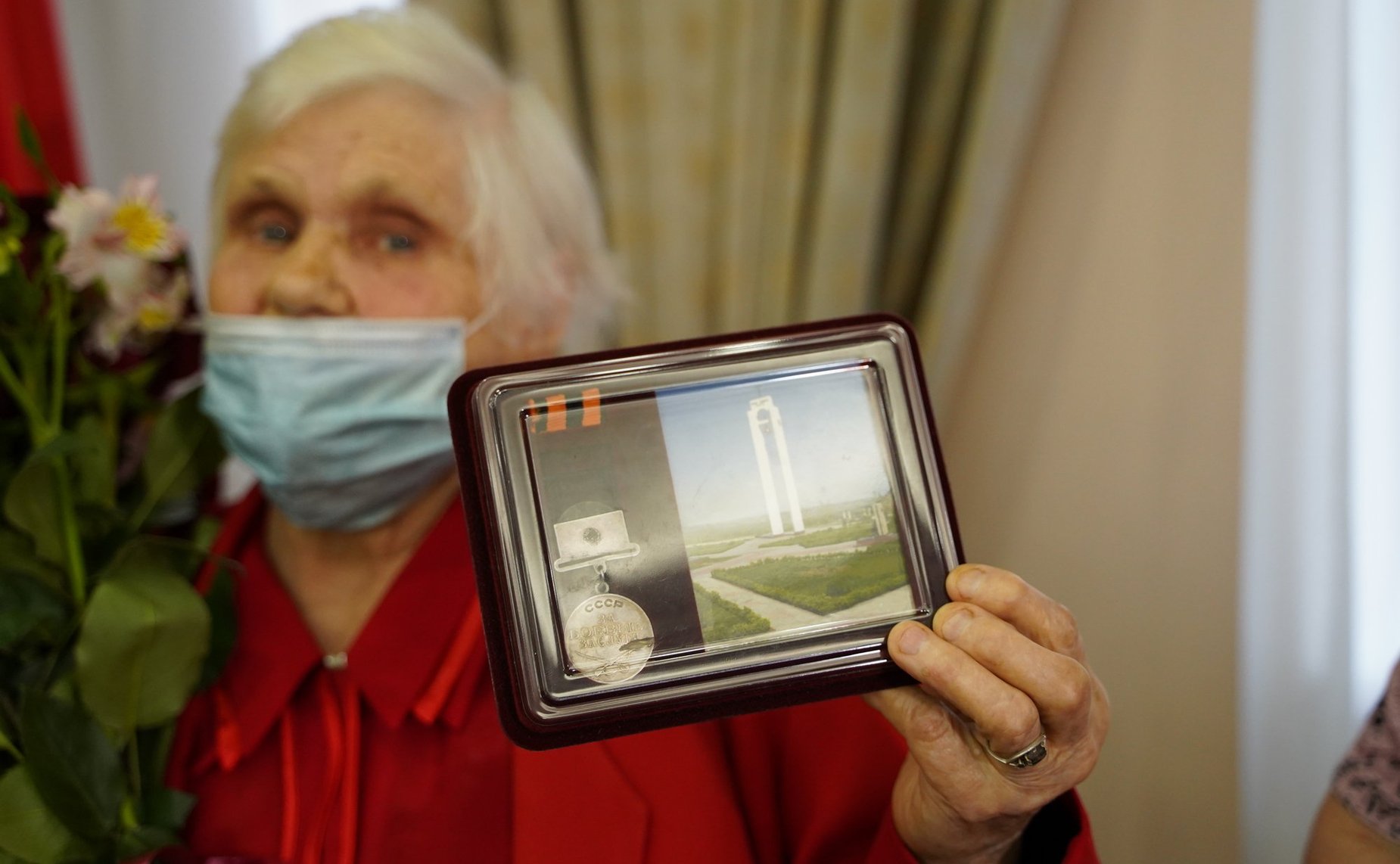 Андрей Чернышев передал медаль погибшего советского солдата его родственникам из Иркутска