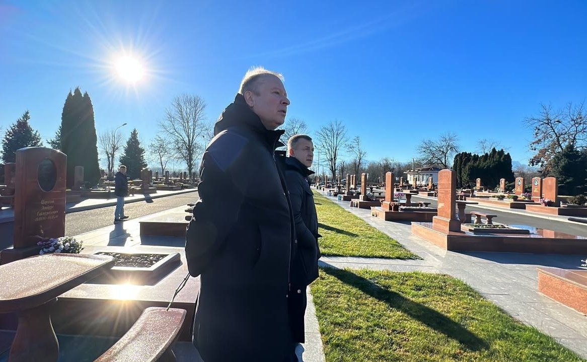 Виктор Шептий возложил цветы к памятнику «Древо скорби» и памятнику бойцам спецназа, погибшим при штурме Бесланской школы № 1