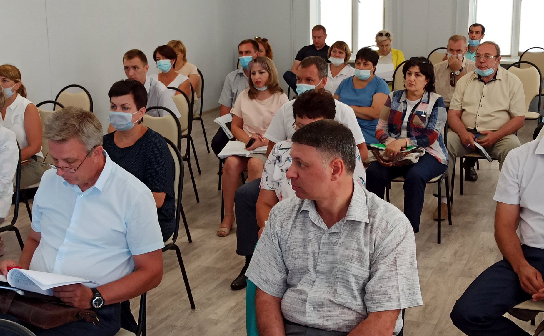 Олег Алексеев в рамках работы в регионе посетил Краснокутский район и принял участие в совещании по вопросам развития социальной сферы