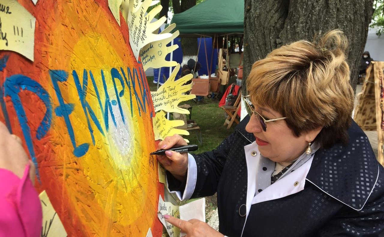 Ольга Хохлова приветствовала участников и гостей фестиваля творчества и ремёсел «Реки-Руки», состоявшегося во Владимире