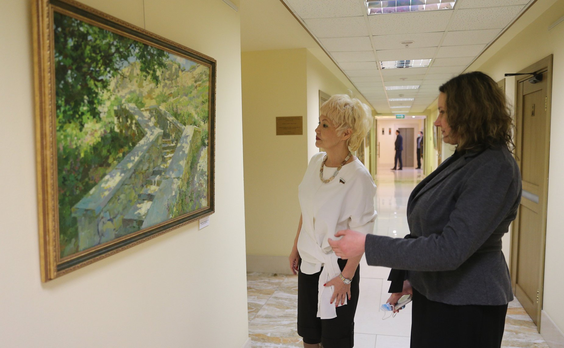 Дина Оюн открыла в здании Совета Федерации выставку пейзажей Павла Еськова «Светлый день»