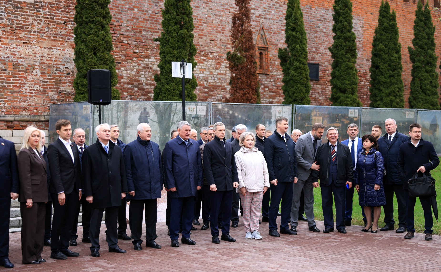 Сенаторы возложили цветы к Вечному огню в Сквере Памяти Героев в Смоленске