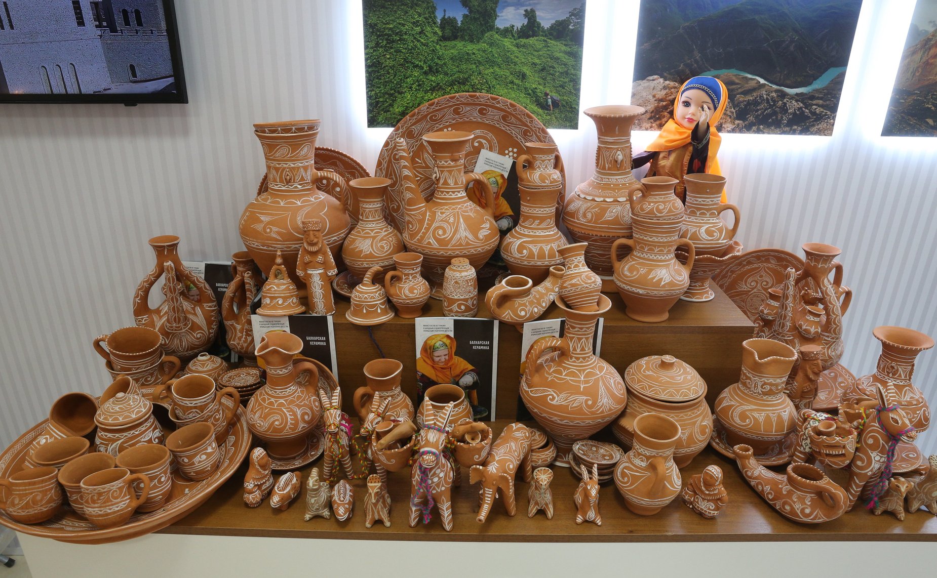 Валентина Матвиенко и Сергей Меликов посетили выставку, посвященную 100-летию Республики Дагестан