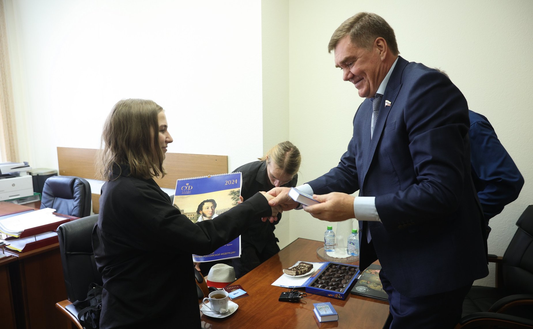 Встреча сенатора РФ Александра Савина с членом Союза писателей ЛНР Ф. Савенковой и писателем А. Конторовичем