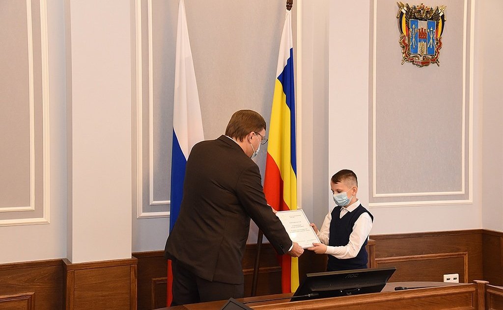 Ирина Рукавишникова вручила награду и поощрения СФ юным героям Ростовской области