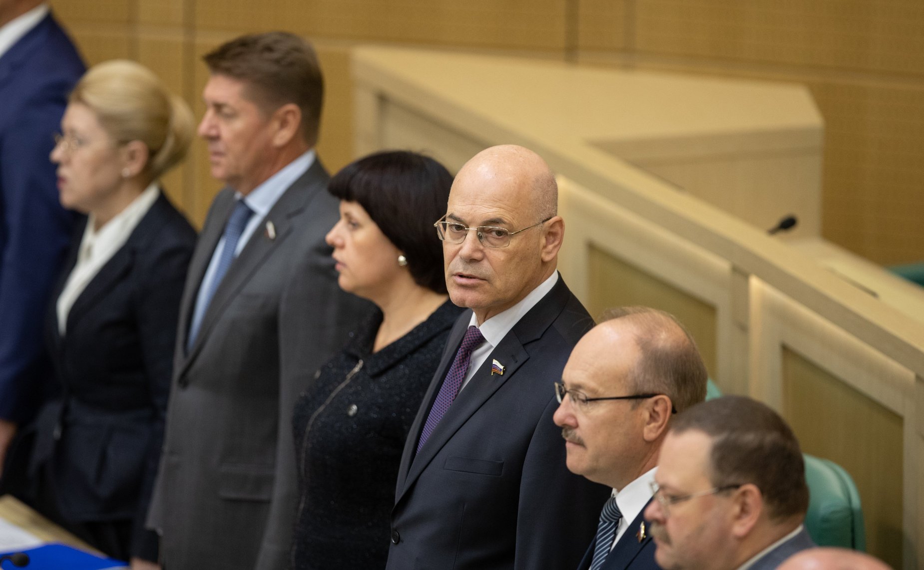 Сенаторы исполняют гимн России перед началом 442-го заседания Совета Федерации