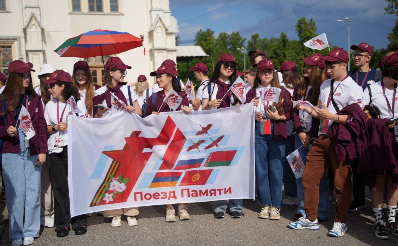 Участники проекта «Поезд Памяти» познакомились с основными достопримечательностями Санкт-Петербурга, посетили Государственный музей-заповедник «Петергоф» и Музей железных дорог России