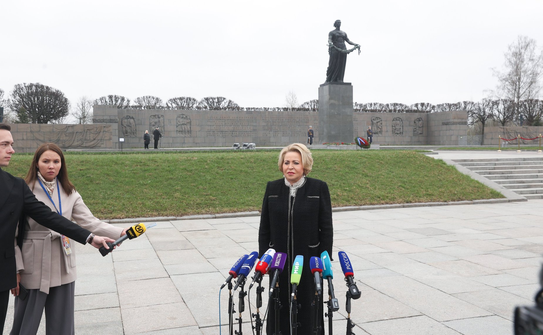 Пресс-подход Председателя Совета Федерации Валентины Матвиенко