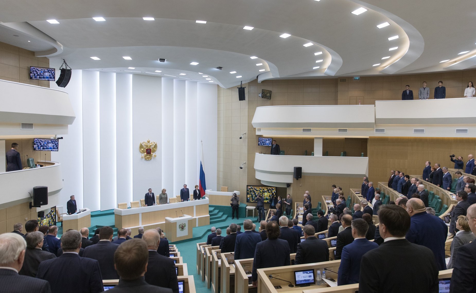 Минута молчания перед началом 432-го заседания Совета Федерации