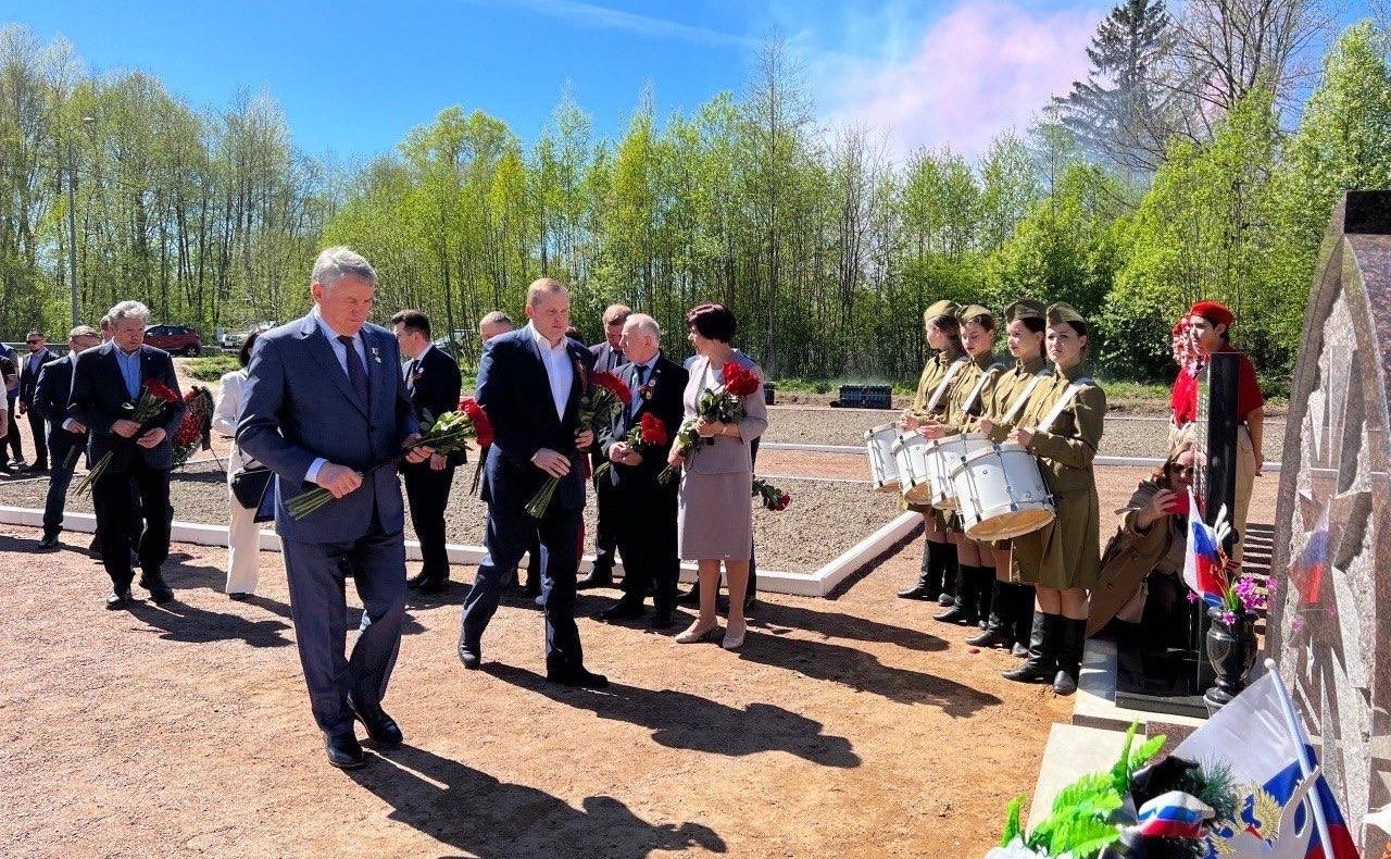 Сенаторы и участники заседания Дискуссионного клуба молодежных парламентов Ленинградской и Вологодской областей возложили цветы к мемориалу воинов, погибших в 1943 году при освобождении Ленинграда