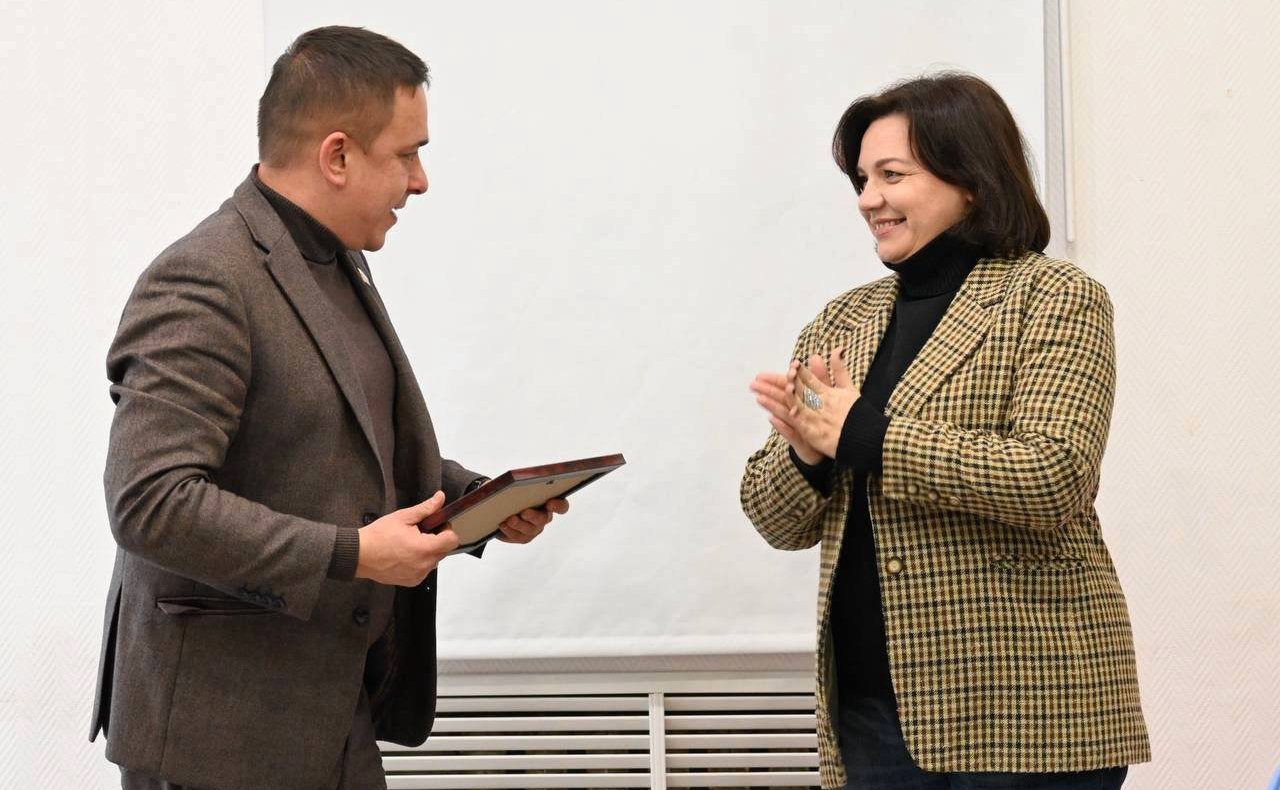 Айрат Гибатдинов вручил диплом проекта «Социальный курс: идеи нового времени» проекту «Ночная мэрия Ульяновска: организация вечернего и ночного досуга в городе»