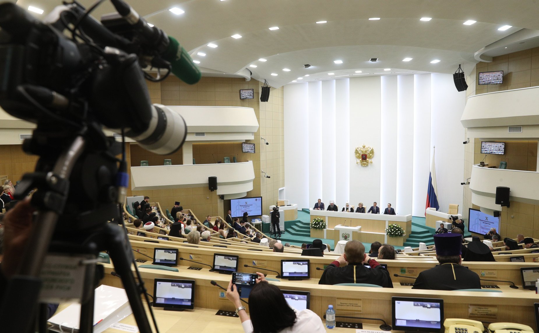 Пленарное заседание Х Парламентских встреч в рамках ХХХ Международных образовательных чтений «К 350-летию со дня рождения Петра I: секулярный мир и религиозность»