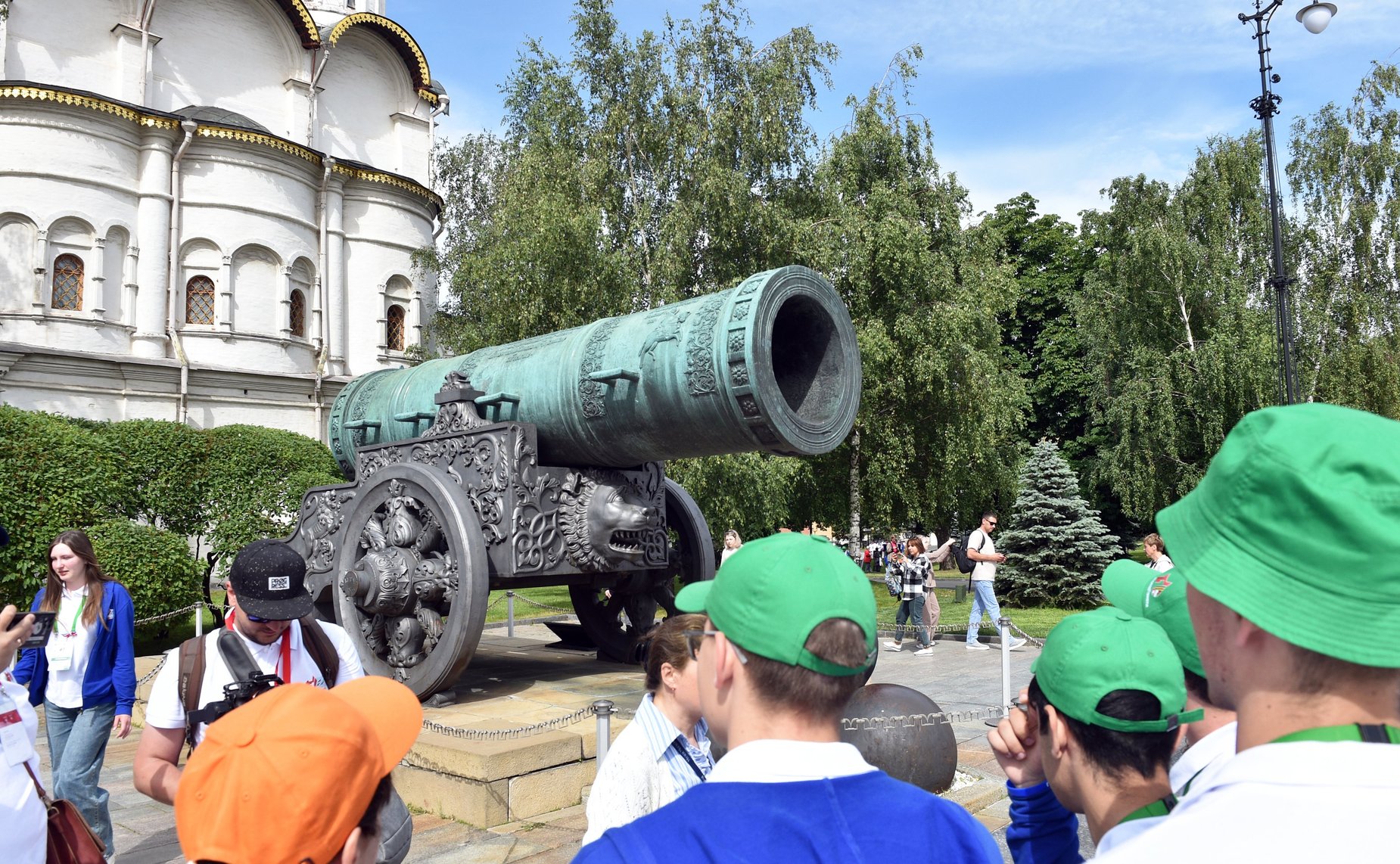 Участники «Поезда Памяти» возложили цветы к Могиле Неизвестного Солдата в Александровском саду и посетили Кремль