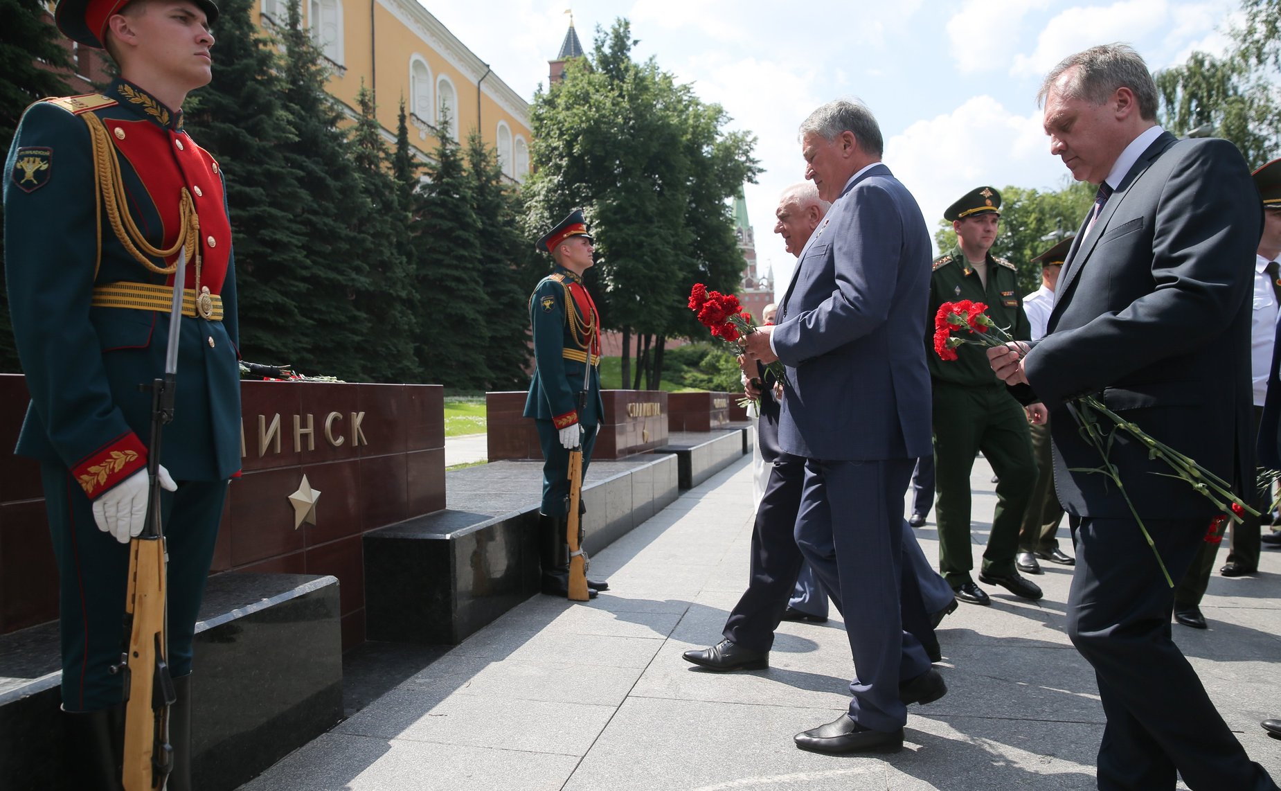 Участие сенаторов РФ в торжественной церемонии возложения венка от Посольства Республики Беларусь в РФ к Могиле неизвестного Солдата и цветов к мемориалам Город-Герой Минск и Брестская Крепость — Герой