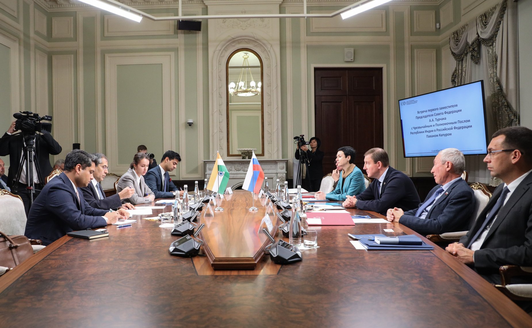 Встреча первого заместителя Председателя СФ Андрея Турчака с Чрезвычайным и Полномочным Послом Республики Индии в РФ Паваном Капуром