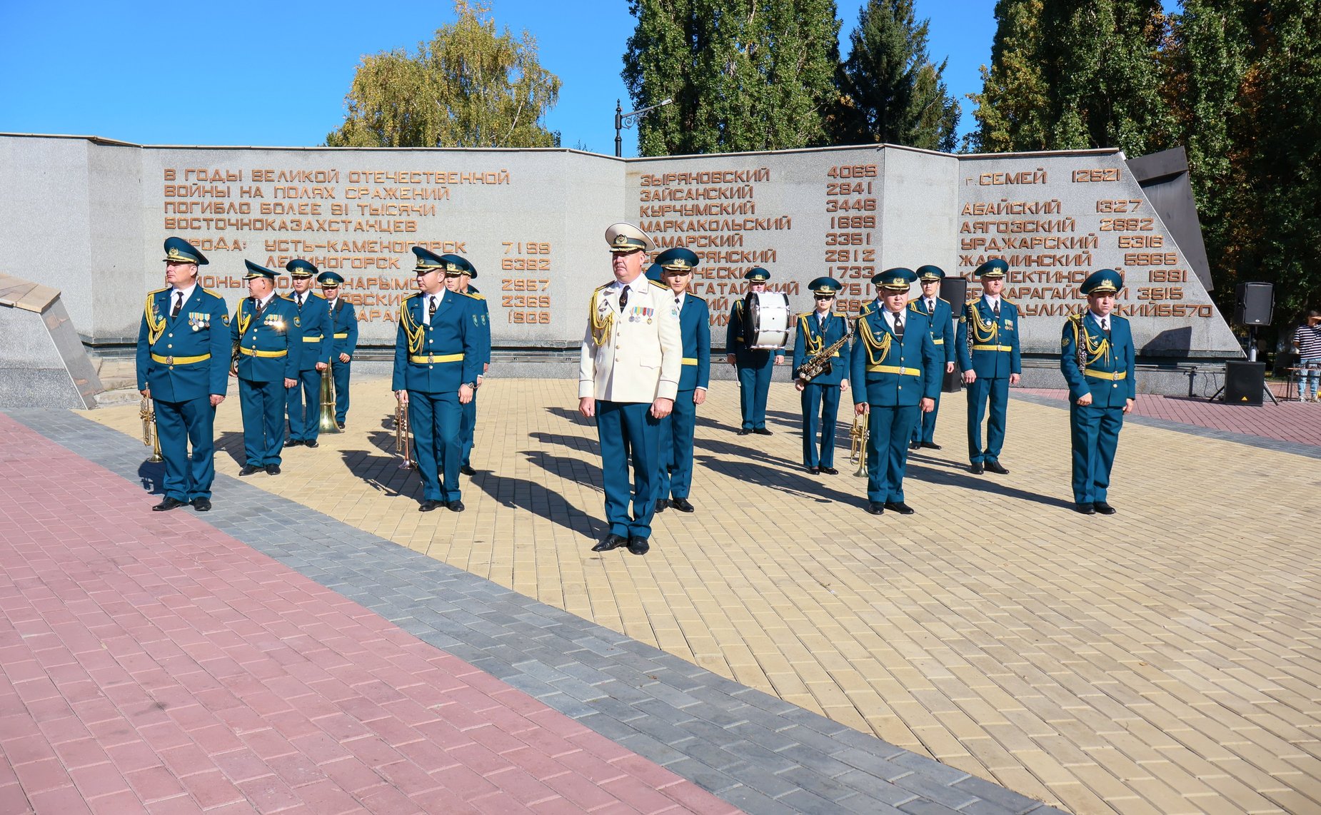 Делегация Совета Федерации приняла участие в возложении цветов к мемориальному комплексу погибших воинов и героев Великой Отечественной войны «Победа»