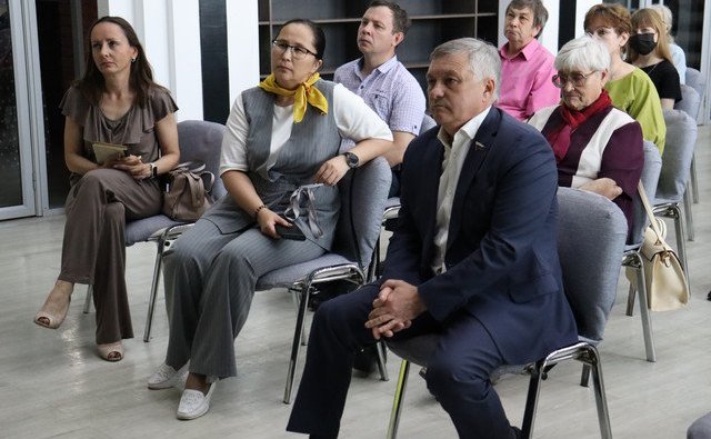 Сергей Михайлов презентовал переизданные книги забайкальского писателя С. Зарубина библиотечному фонду края