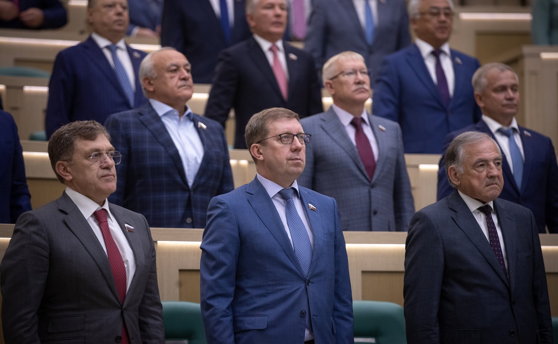 Сенаторы слушают гимн России перед началом 460-го заседания Совета Федерации