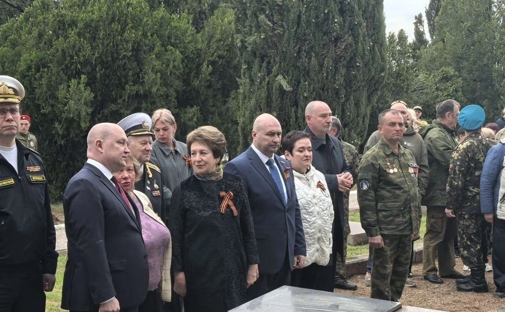 Екатерина Алтабаева приняла участие в торжественной церемонии захоронения останков бойцов Великой Отечественной войны на Братском кладбище на Дергачах