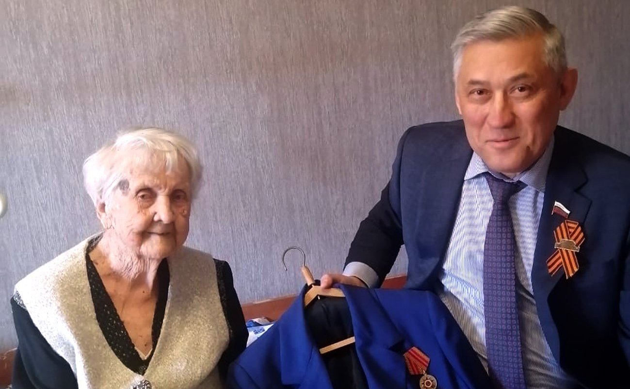 Юрий Валяев в преддверии праздника 9 мая посетил ветерана Великой Отечественной войны, недавно отметившей 103-й день рождения