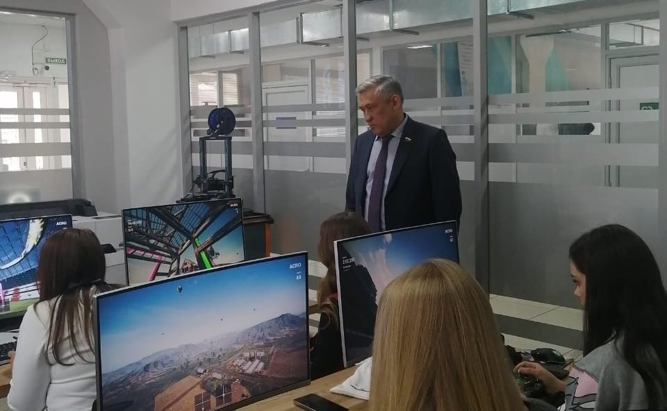 Юрий Валяев в рамках работы на региональной неделе посетил «Детский технопарк «Кванториум»