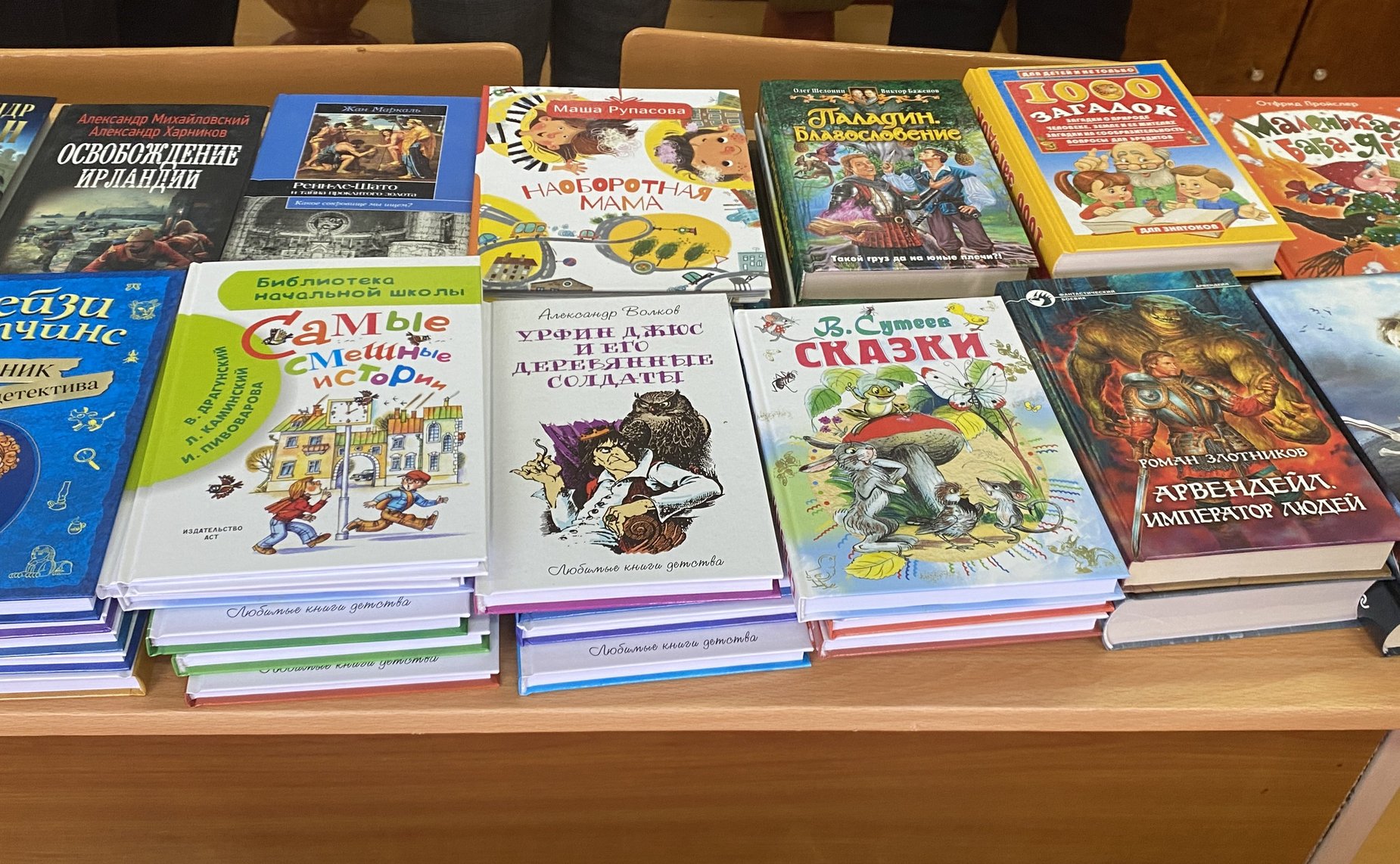 Олег Алексеев подарил книги школьной библиотеке села Лебедевка